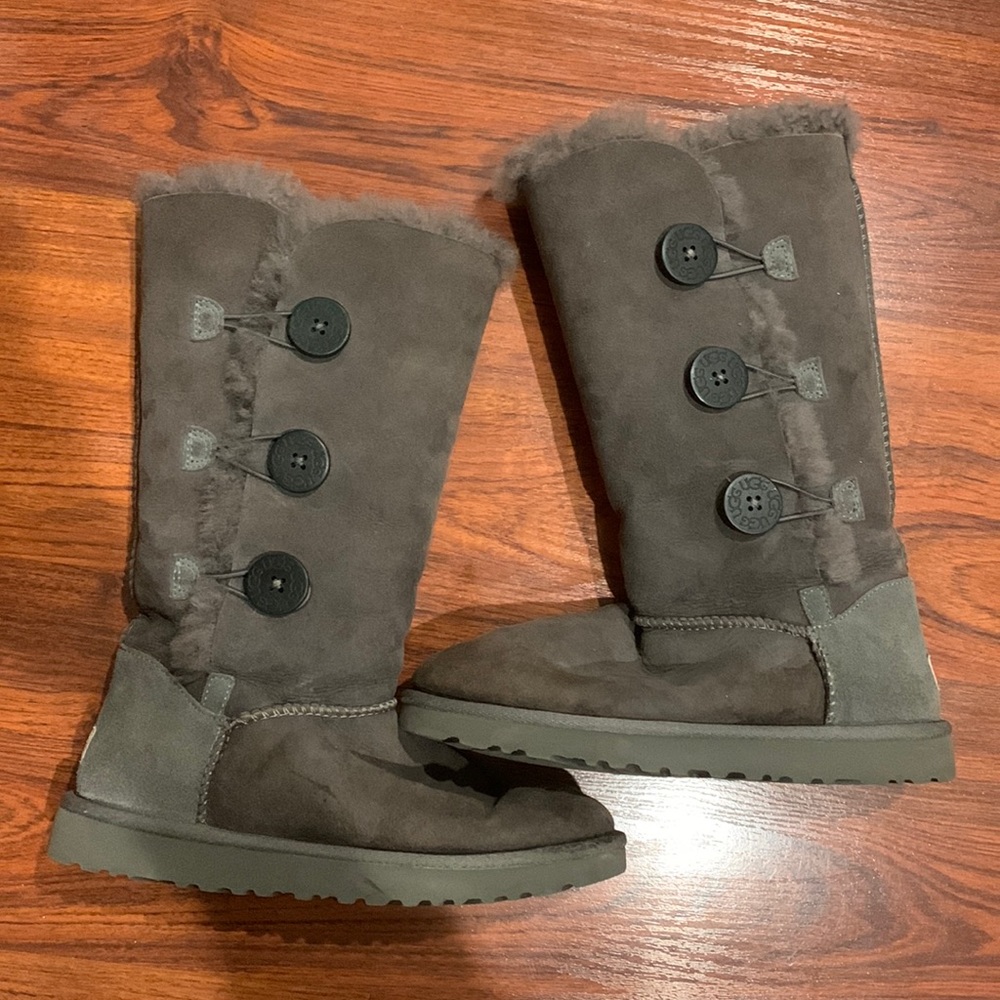 UGG Bailey Button Triplet Women’s boots - size 7